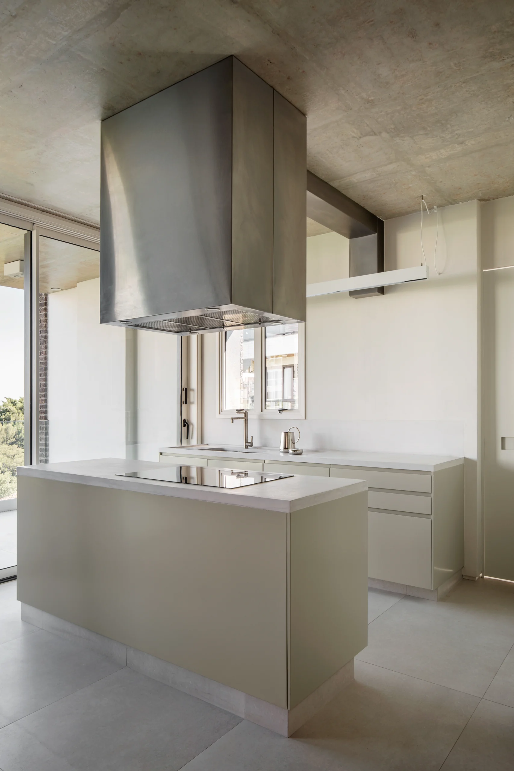 Coifa Coplan vertical em cozinha de alto padrão