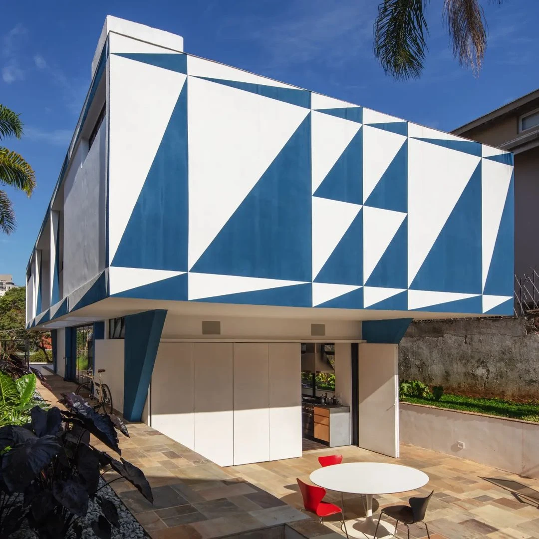 Fachada de projeto residencial premium com coifa Coplan